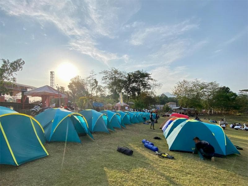 Puluhan tenda yang disewa wisatawan berjejer rapi di tepian Waduk Gembong Pati.  (Dok Compass GMB Outdoor Rent)