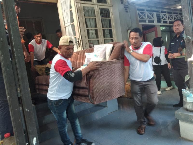 Petugas tengah mengeluarkan barang dari 'rumah dinas' PT KAI Daop 4 Semarang yang harus dikosongkan di Jalan Jogja, Kelurahan Randusari, Kecamatan Semarang Selatan. (Inibaru.id/ Danny Adriadhi Utama)