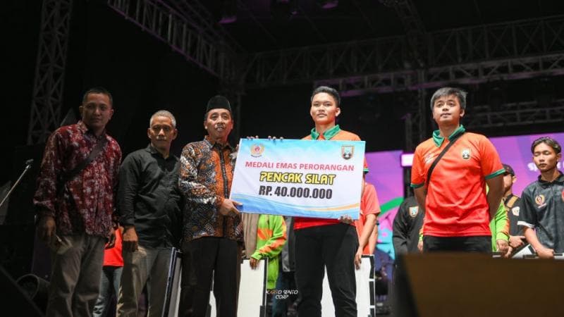Pemkab Rembang memberikan bonus kepada para atlet dan pelatih Porprov Jateng 2023. (Diskominfo Rembang)