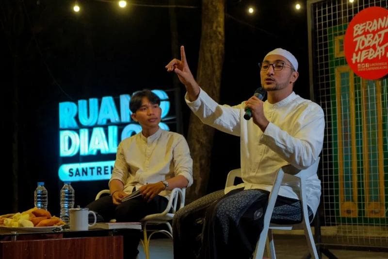 Habib Hamid bin Sholeh Ba'agil menjelaskan mengenai cara menyantuni anak yatim dengan benar dalam kajian Nongkrong tobat di Santrendelik. (Instagram/santrendelik)