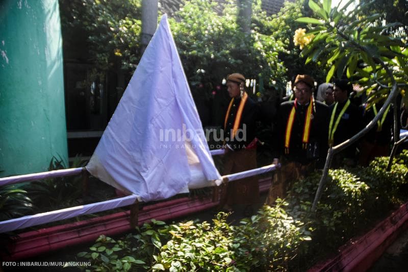 Kain putih pengganti luwur makam Ki Ageng Pandanaran diarak bersama rombongan dan gunungan.