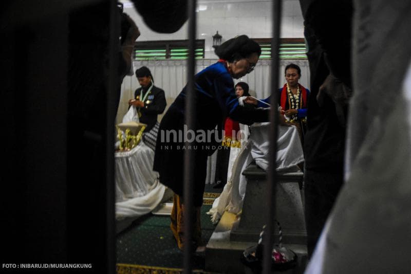 Prosesi penggantian luwur makam Ki Ageng Pandanaran yang diapit istrinya Endang Sujamila (sebelah kiri) dan sang guru spiritualnya yang bernama Syekh Maulana Ibnu Abdussalam.