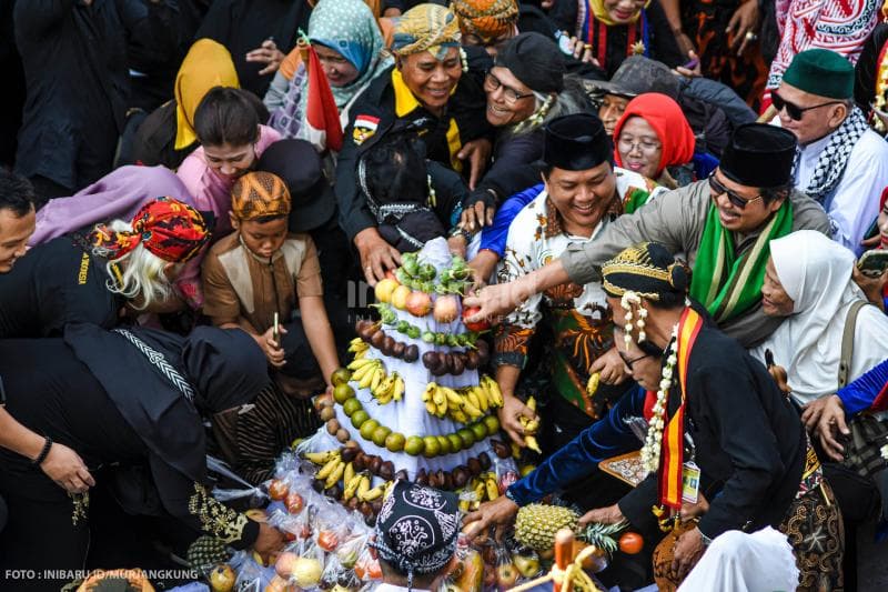 Berebut gunungan hasil pertanian masyarakat setempat menjadi salah satu bagian penting dari Kirab Pergantian Luwur Ki Ageng Pandanaran.&nbsp;