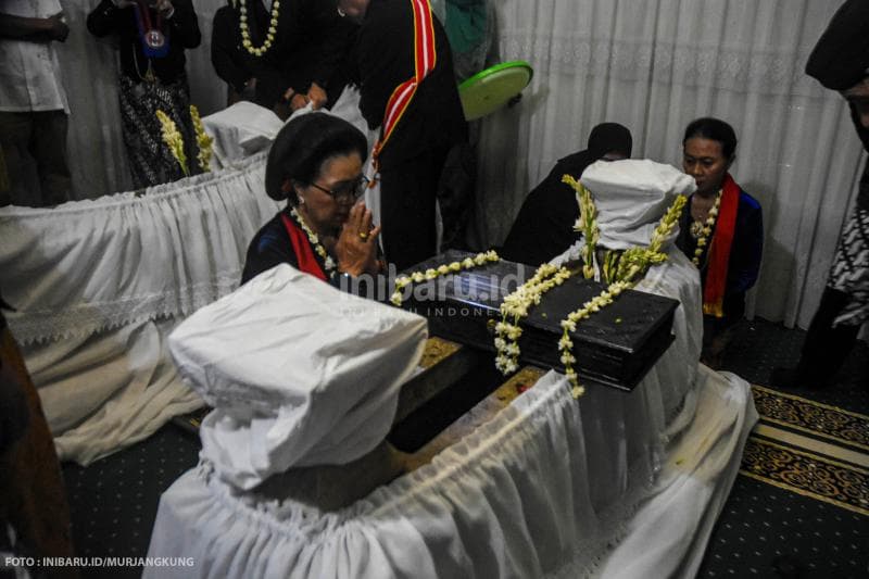 Seorang pengelola makam tengah berdoa di pusara Ki Ageng Pandanaran.