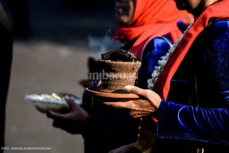 Membakar dupa, penanda dimulainya Kirab Pergantian Luwur Makam Ki Ageng Pandanaran.