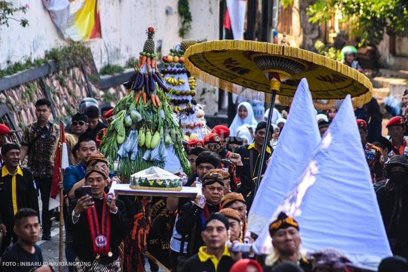 Arak-arakan Kirab Pergantian Luwur Ki Ageng Pandanaran tengah melintas di Jalan Mugas Raya.