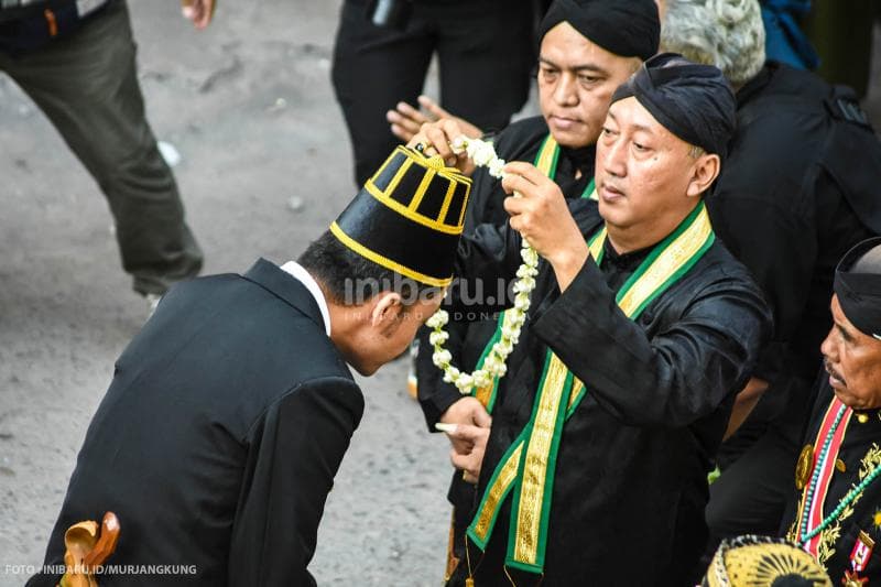 Pemberian kuluk pecis kepada keturunan Ki Ageng Pandanaran, Aris Pandan.