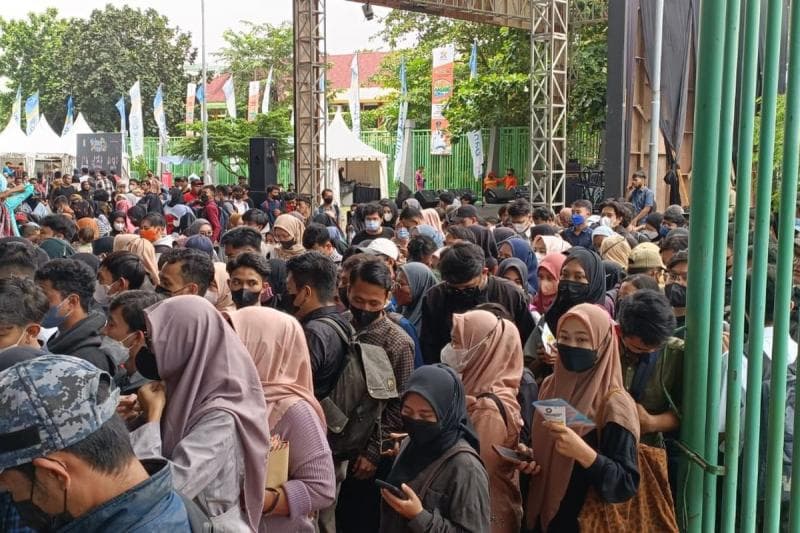 Nggak hanya banyak kasus PHK, lapangan pekerjaan untuk generasi muda juga semakin sedikit. (Kompas/Joy Andre T)