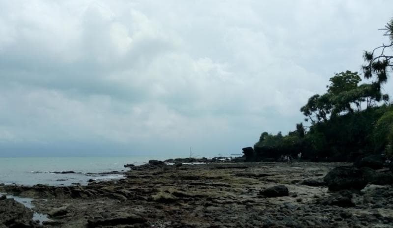 Pantai Robyong Rembang yang disebut-sebut mirip Tanah Lot Bali. (Googleuser/Gatot Subroto)