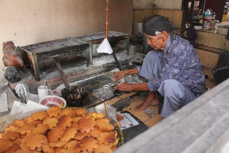 Roti kembang waru Pak Bas di Kotagede Yogyakarta. (Budaya.jogjaprov)