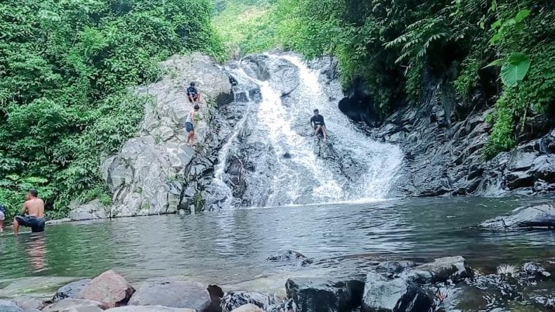 Air Terjun Wadung Kecemplung aman bagi anak-anak. (YouTube/Mutiara Sports Eko Kargo)