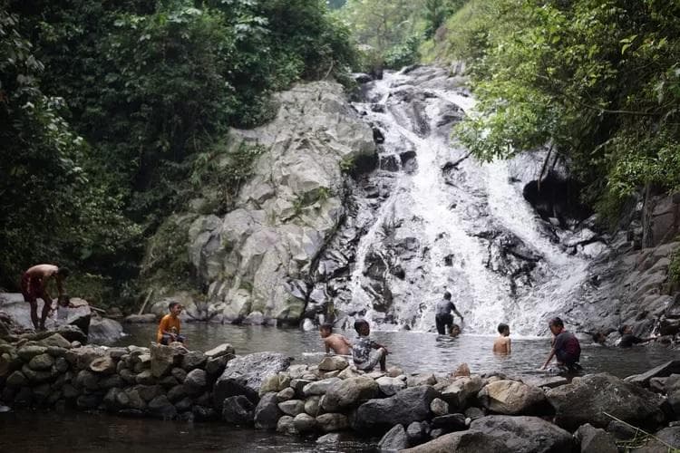 Serunya Basah-Basahan di Air Terjun Wadung Kecemplung Jepara
