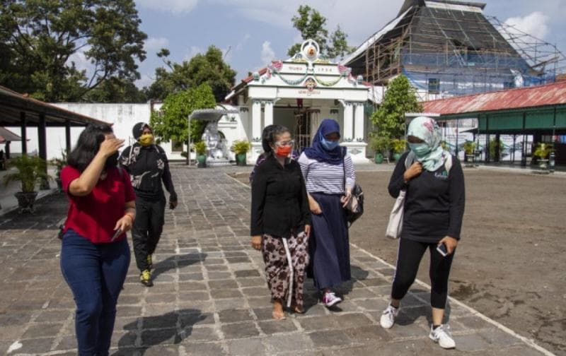 Selain nggak memakai topi, kamu nggak boleh duduk sembarangan di lingkungan keraton. (Antara/Hendra Nurdiyansyah)