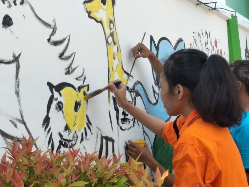 Sejumlah pasien rawat inap Rumah Sakit Jiwa Daerah (RSJD) Dr Amino Gondohutomo melakukan tengah berkonsentrasi mewarnai lukisan. (Inibaru.id / Danny Adriadhi Utama)