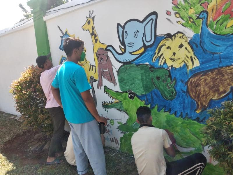 Sejumlah pasien dengan gangguan jiwa tengah menyelesaikan mural di RSJD Dr Amino Gondohutomo. (Inibaru.id / Danny Adriadhi Utama)