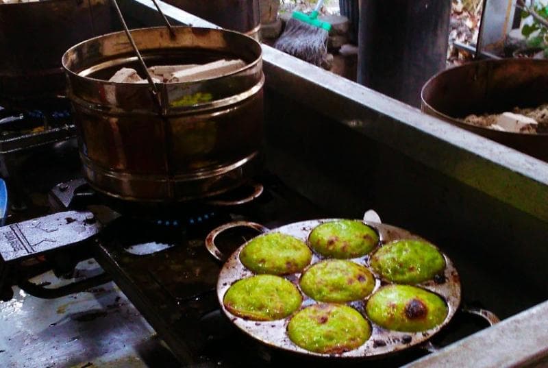 Kue lumpur dibakar dari atas dan bawah dengan tungku khusus. (X/tmrkive)
