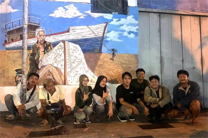 Potret para seniman muda yang&nbsp;menorehkan sejarah jalur rempah di Pati dalam bentuk mural yang indah. (Dok Suwignyo)