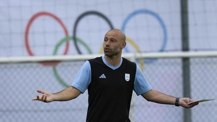 Pelatih Timnas Argentina marah besar ketika pihak nggak bertanggung jawab membobol barang-barang miliknya dan tim. (AP/Silvia Izquierdo)