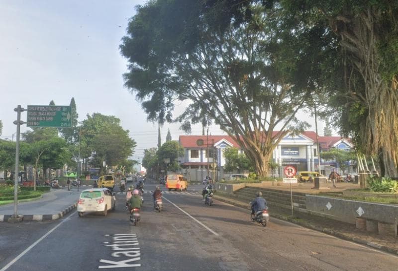 Papan penunjuk arah jalur aman menuju Dieng di Alun-Alun Wonosobo. (Google Street View)