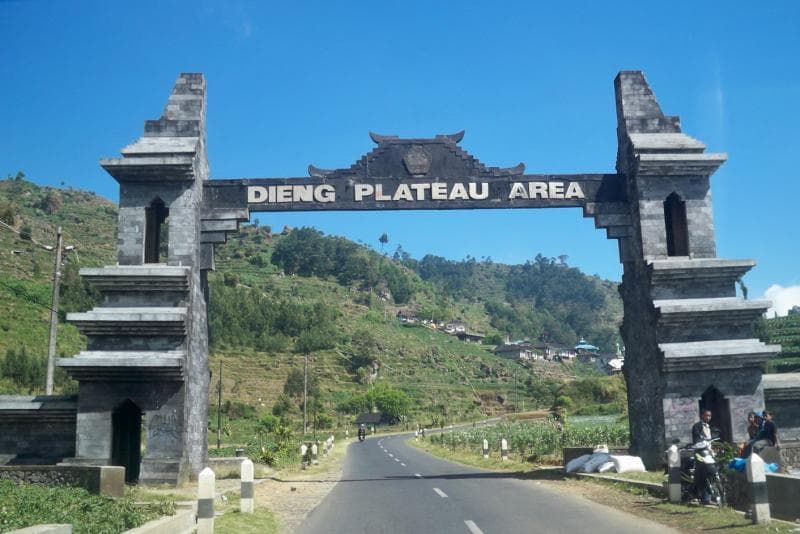 Gerbang menuju Dataran Tinggi Dieng. (id-travelinfo)