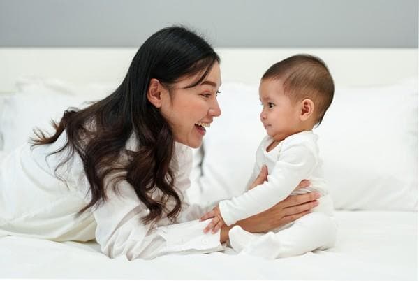 Jangan gunakan baby voice ketika berkomunikasi dengan bayi. (Getty Images)