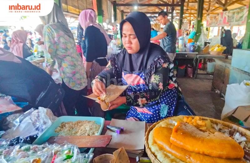 Getuk Karangrandu memiliki ciri khas taburan kelapa bakar parut yang menciptakan rasa yang khas.&nbsp;(Inibaru.id/ Alfia Ainun Nikmah)&nbsp;