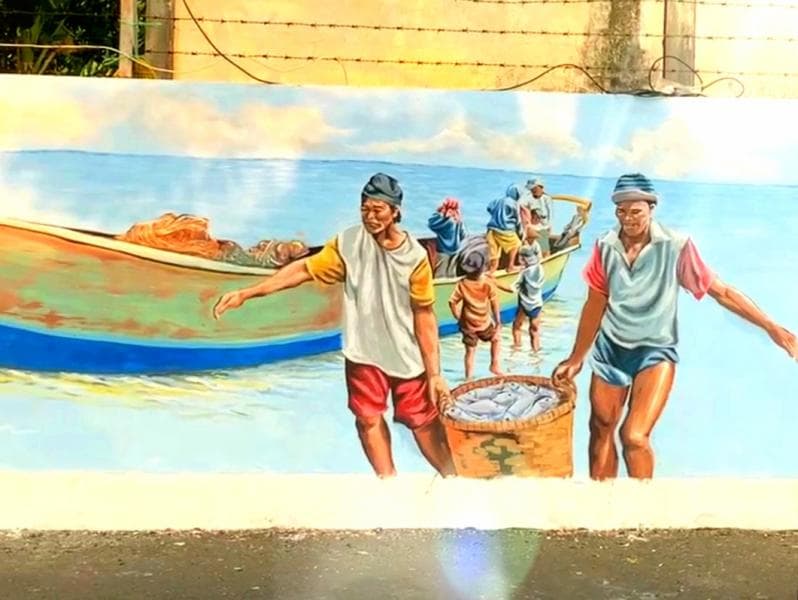 Hasil mural para seniman Pati melukiskan potret nelayan yang memperoleh banyak ikan.&nbsp;(Dok Ellisa Fajar Adzani)