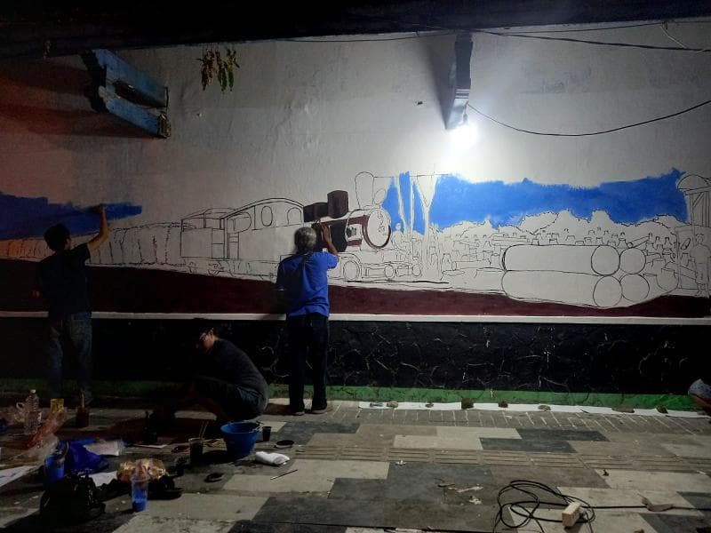 Para seniman ini menggarap mural mulai dari pukul 4 sore hingga tengah malam.&nbsp;(Dok Ellisa Fajar Adzani)