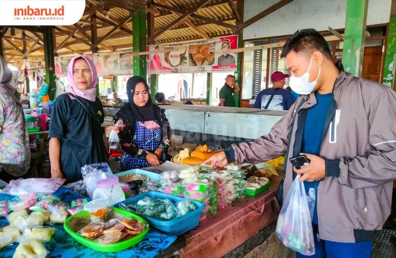 Selain getuk, Ponija juga menjual aneka jajanan tradisional lain yang juga berbahan singkong. (Inibaru.id/&nbsp;Alfia Ainun Nikmah)