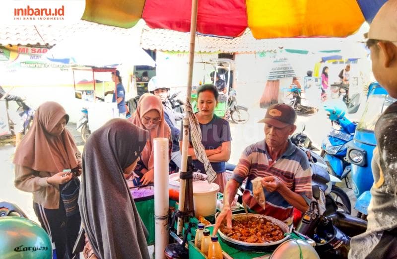 Meski cuma terbuat dari tahu dan tepung, lapak satai semur di Mayong selalu dipenuhi antrean pembeli. (Inibaru.id/&nbsp;Alfia Ainun Nikmah)