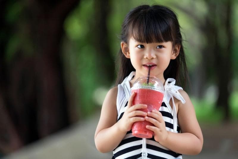 Ada banyak cara yang bisa kita lakukan untuk mengajarkan anak nggak mudah tergiur jajanan tinggi gula. (Shutterstock/Wichai Sittipan)