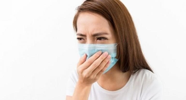 Menyentuh masker (shutterstock)