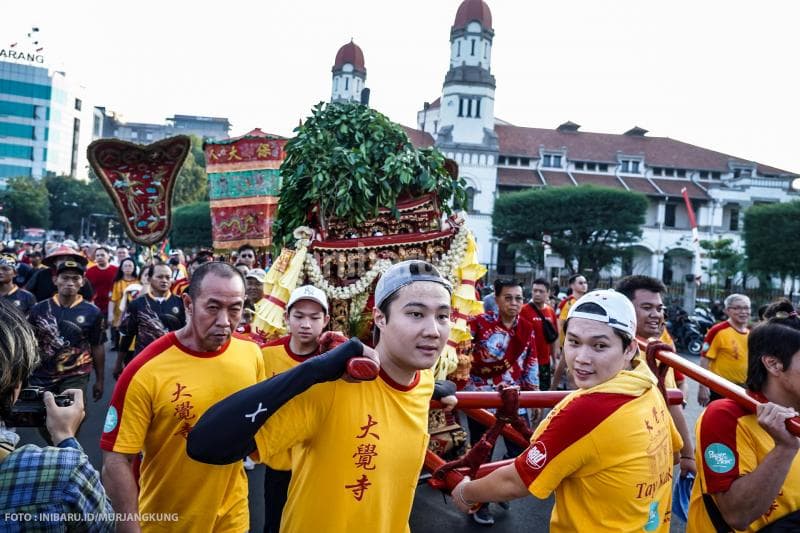 Peserta Festival Cheng Ho membawa tandu patung Dewa-Dewi saat melewati Lawang Sewu.