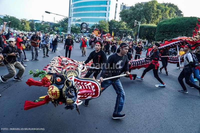 Pertunjukan barongsai menjadi salah satu magnet bagi masyarakat untuk menyaksikan arak-arakan Festival Cheng Ho.