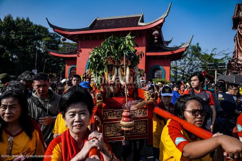 Patung Dewa-Dewi yang diusung peserta Festival Cheng Ho tiba di Kelenteng Sam Poo Kong.