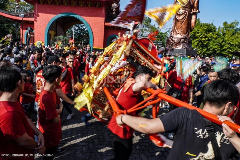 Aksi teatrikal dengan menggoyang-goyangkan tandu patung Dewa-Dewi di Kelenteng Sam Poo Kong.