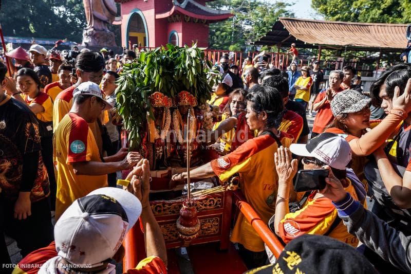 Warga keturunan Tionghoa menyembah patung Dewa-Dewi yang tiba di Sam Poo Kong.&nbsp;