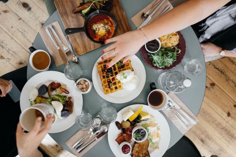 Saat sarapan di hotel, ambillah makanan secukupnya agar nggak menyisakan makanan. (Unsplash/Ali Inay)