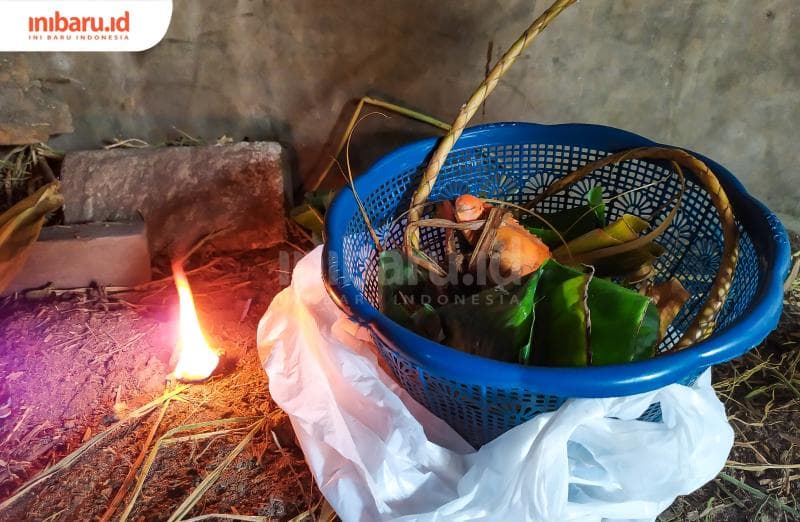 Sesajen berupa ketupat, lepet, kepiting dan kembang didoakan bersama menyan yang dibakar. (Inibaru.id/ Rizki Arganingsih)&nbsp;