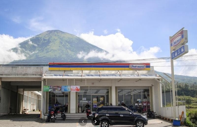 Pemandangan minimarket di Wonosobo ini mirip Lawson Gunung Fuji. (Googleuser/Helmy Fadhil)