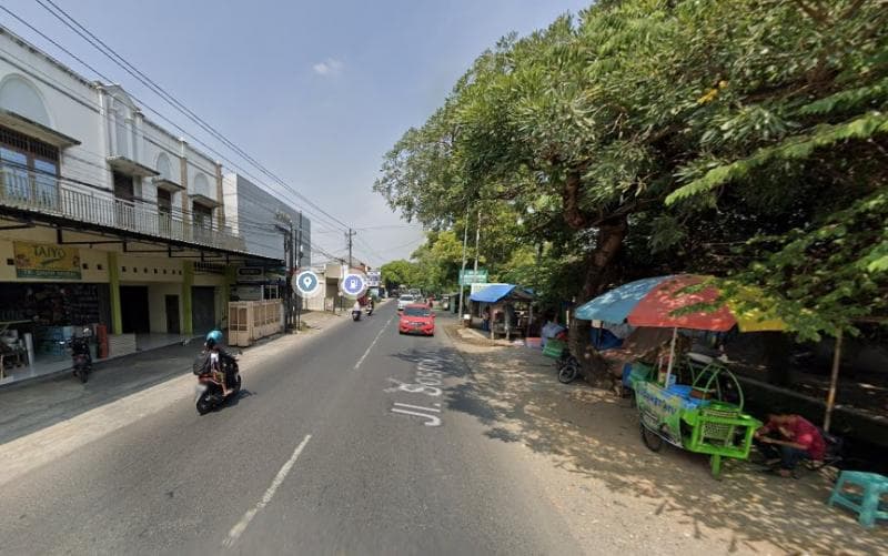 Lokasi penjual es dawet susu ada di depan Toko Bangunan Sinar Muria. (Google Street View)