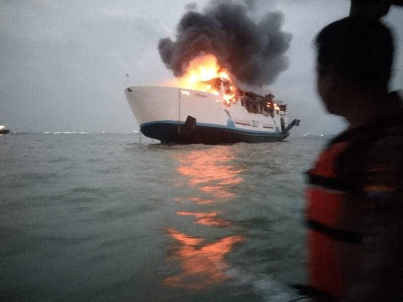 Kapal Kirana terbakar di perairan Semarang, Minggu (11/8). Sejumlah tim gabungan berusaha membantu menyelamatkan kru dan memadamkan api. (Humas Polda Jateng)