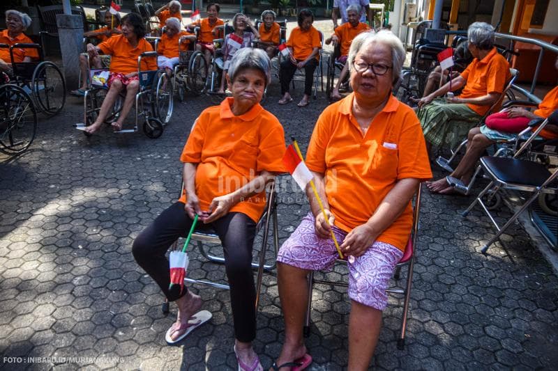 Dengan semangat yang tersisa, mereka menunggu giliran ikut lomba.