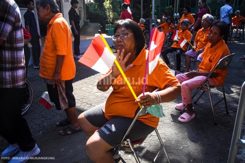 Menunggu giliran berlomba dengan bermain bendera.