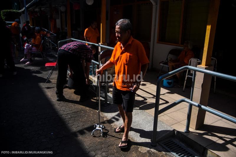 Seorang kakek penghuni panti melewati lorong untuk bersiap mengikuti perlombaan.