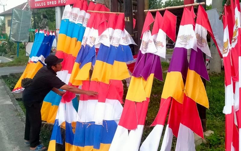 Bendera umbul-umbul biasanya dipasang di berbagai lokasi, seperti jalan raya, sekolah dan tempat umum lainnya untuk menyemarakkan suasana. (Timelines/Zuesty Novyanti)