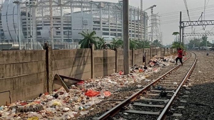 Membuang sampah di dekat rel juga nggak diperbolehkan. (Wartakotalive/Junianto Hamonangan)