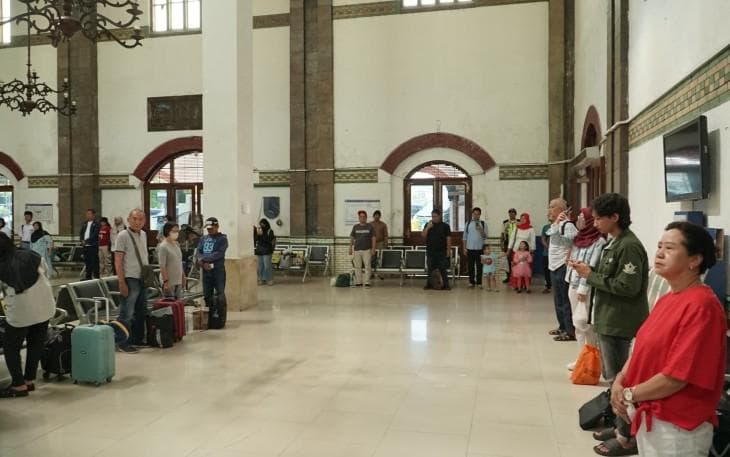 Penumpang di stasiun juga ikut melakukan penghormatan. (via Klik Warta)