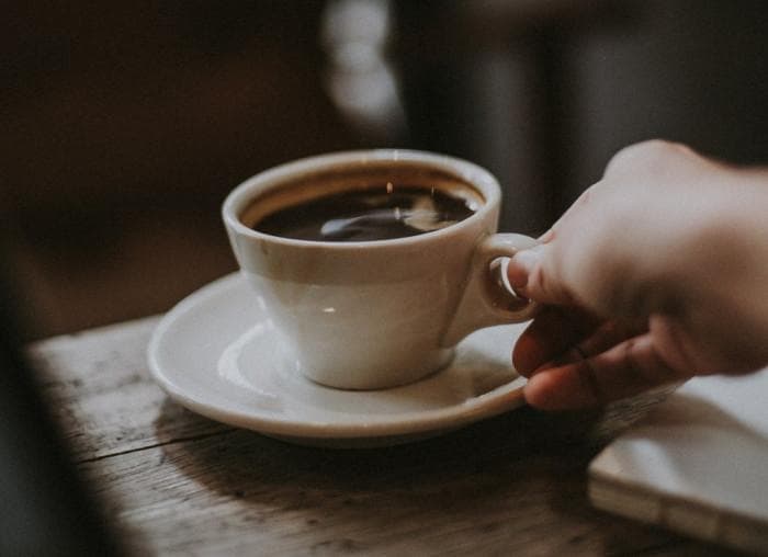 Ada perbedaan dampak minum kopi panas dan kopi dingin. (Unsplash/Snapbythree)