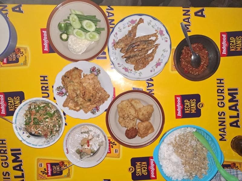 Menu Nasi Tiwul Mbok Sembleng Wonogiri yang menarik. (Radarsolo/Iwan Adi Luhung)